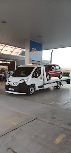 Kağan oto kurtarma benzin istasyonunda araç çekiyor